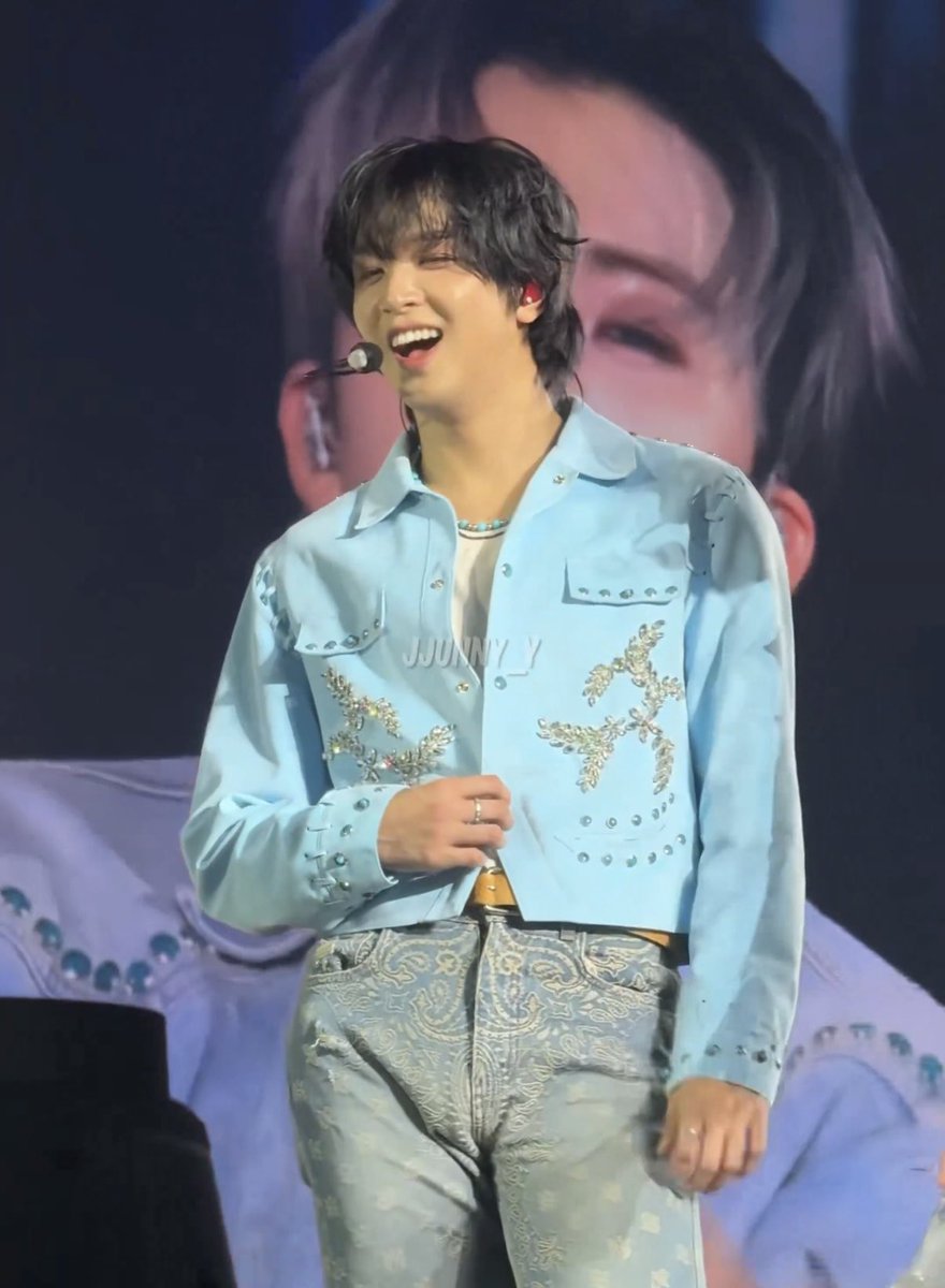 어떡해 웃는거 너무 예쁘다..