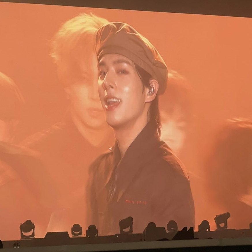 look at him holy sht!

#제이크 #JAKE