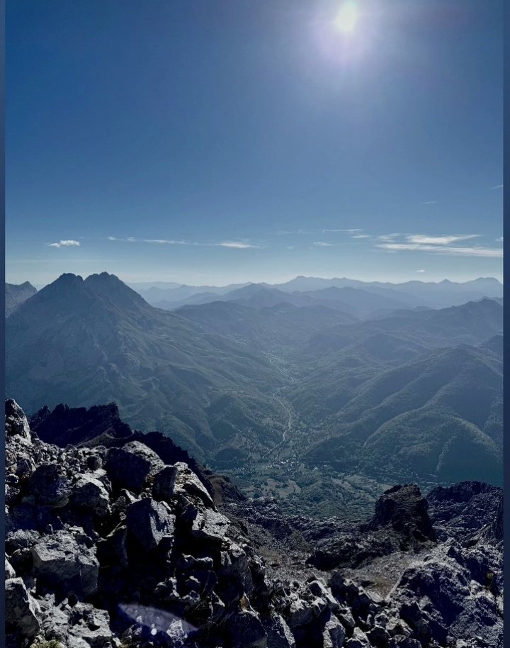 Ayer fue uno de esos días de octubre en los que todo brilla más.

#DescubreValdeon #PicosDeEuropa #leonesp
