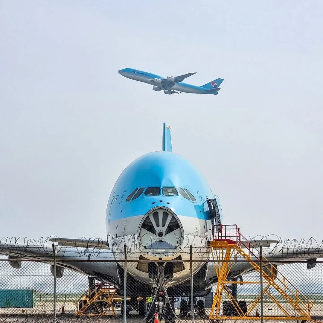 Bir fotoğraf karesi, ne kadar çok şey anlatabilir?

Havacılığın efsanesi, gökyüzünün kraliçesi <a href="/Boeing/">The Boeing Company</a> 747 havalanırken; bir başka ikonik model <a href="/Airbus/">Airbus</a> A380 parçalarına ayrılıyor. 747 adeta “ben daha ölmedim mesajı” vermek istercesine, A380’e nazire yaparak süzülüyor. <a href="/KoreanAir/">대한항공</a>
