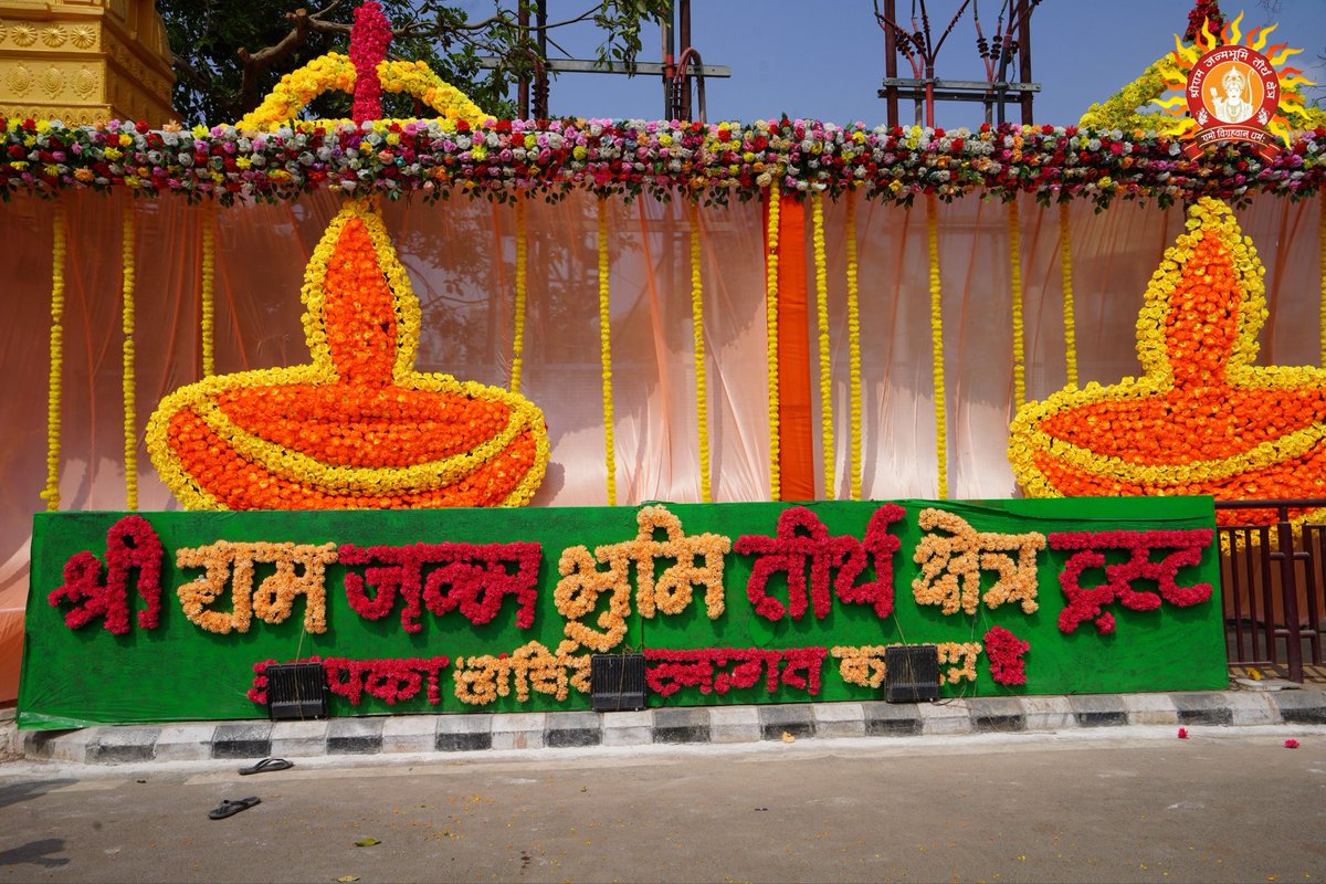ShriRamTeerth's tweet image. पुर सोभा कछु बरनि न जाई।
बाहेर नगर परम रुचिराई॥
देखत पुरी अखिल अघ भागा।
बन उपबन बापिका तड़ागा॥
नगर की शोभा तो कुछ कही नहीं जाती। नगर के बाहर भी परम सुंदरता है। श्री अयोध्यापुरीके दर्शन करते ही संपूर्ण पाप भाग जाते हैं।
The beauty of the city is beyond description. Even its…