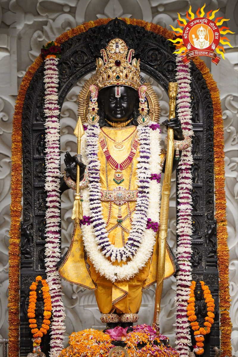 ShriRamTeerth's tweet image. पुर सोभा कछु बरनि न जाई।
बाहेर नगर परम रुचिराई॥
देखत पुरी अखिल अघ भागा।
बन उपबन बापिका तड़ागा॥
नगर की शोभा तो कुछ कही नहीं जाती। नगर के बाहर भी परम सुंदरता है। श्री अयोध्यापुरीके दर्शन करते ही संपूर्ण पाप भाग जाते हैं।
The beauty of the city is beyond description. Even its…