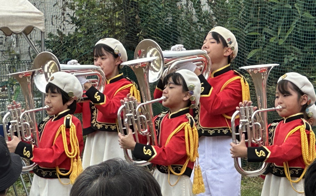 本日は下磯部自治会まつりにて
演奏させていただきました‼️

時々、雨が降るお天気でしたが、
出演時間は、ちょうど雨が止んだタイミングでした😆

来週、再来週と出演が続いているので
本日はお祭りを楽しませていただく余裕なく
泣く泣く練習へと戻る事となりすみません💦

ありがとうございました😊