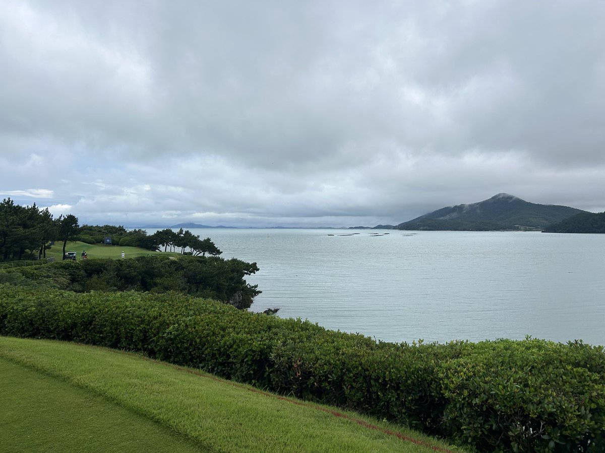 LottieWoad's tweet image. Week 1/3 in Asia ✅ Thank @bmwgolfsport for a great event with some cool views and interesting weather 🇰🇷💨☀️🌧️ Played solid to finish on -12 for the week and a top-25.
Onto ➡️🇹🇼