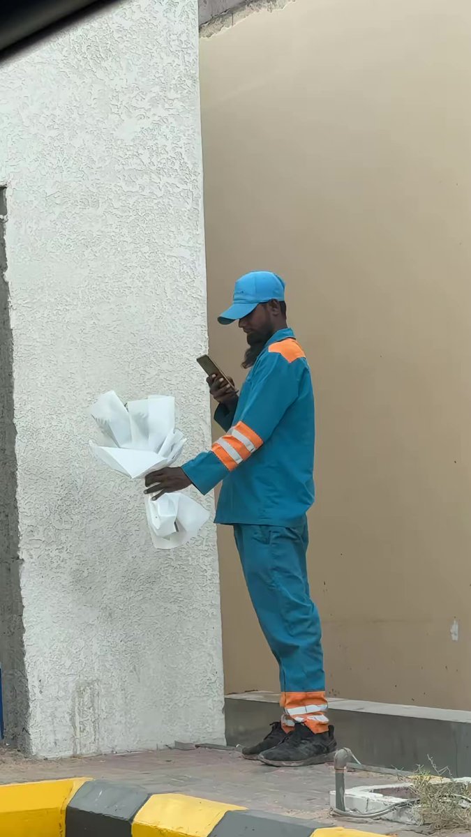 الورد في شوارع الغربه محذوف
و الوعد بديار الاحباب منتظرني
صورته لك لجل عينك تشوف
يمكن فرحتك بـغربتي تصبرني