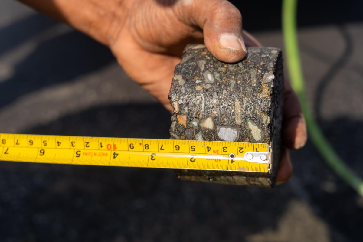 🏗️ | أعمال ومشاريع 

أعمال السفلتة تتم بمعايير عالية 🚜
♦️ تعزز انسيابية الطريق
♦️ ترفع جودة البنية التحتية

⚙️ استمرار أعمال تأهيل حي السويفلة ⛓️

📸 | #حائل_الأجمل 
#أمانة_منطقة_حائل