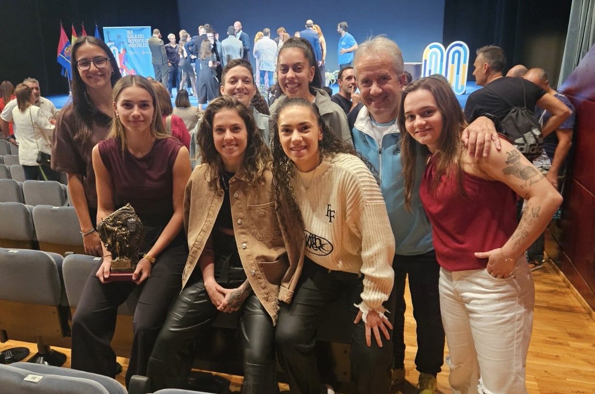 ¡ᴇɴʜᴏʀᴀʙᴜᴇɴᴀ!

Nuestra jugadora 𝗖𝗹𝗮𝘂 𝗚𝗼́𝗺𝗲𝘇 ha sido premiada por el <a href="/AytoMostoles/">Ayuntamiento de Móstoles</a> como 𝑙𝑎 𝑚𝑒𝑗𝑜𝑟 𝑑𝑒𝑝𝑜𝑟𝑡𝑖𝑠𝑡𝑎 𝑗𝑜𝑣𝑒𝑛 𝑚𝑜𝑠𝑡𝑜𝑙𝑒𝑛̃𝑎 𝑑𝑒𝑙 𝑎𝑛̃𝑜.

¡Orgullos@s de ti, <a href="/clauugomezz10/">claudia</a>!

#VamosMóstoles