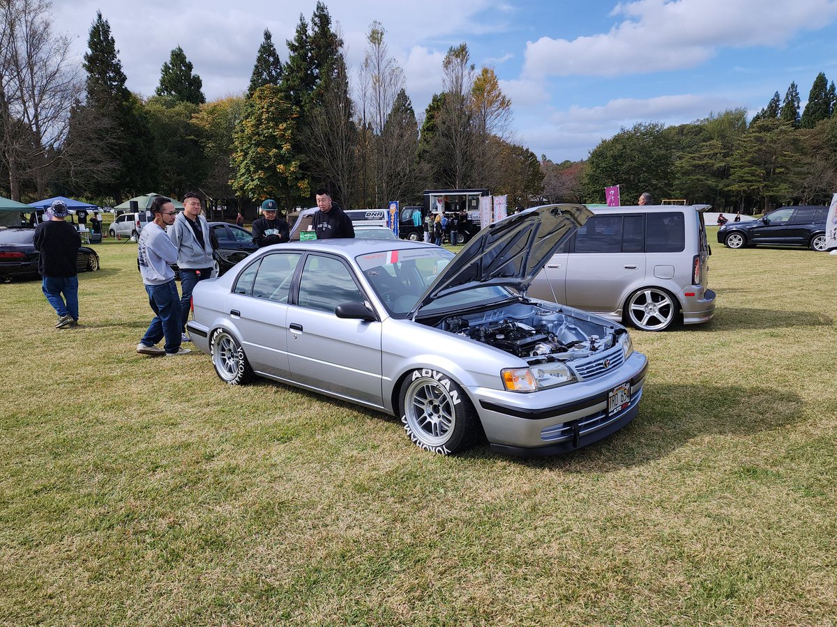 芝生良すぎる
セルシオでか杉