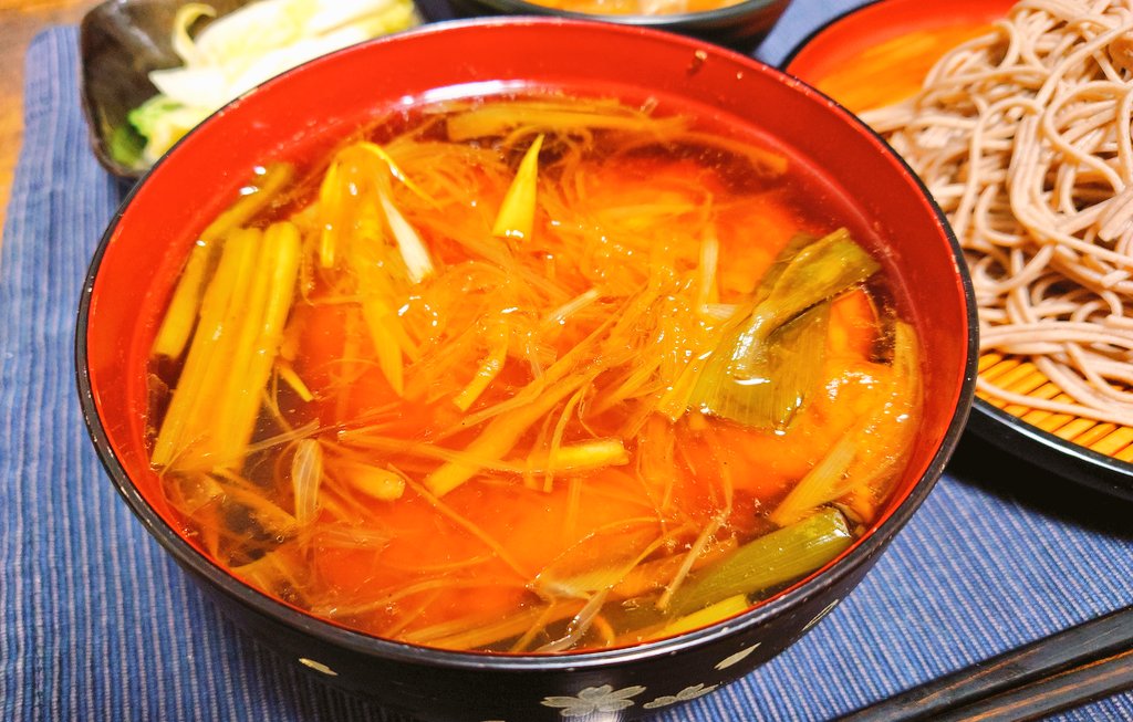 本日の晩ご飯

鶏南蛮つけ蕎麦
もつ煮込み
白菜の浅漬け

今日はシンプルなつけ蕎麦
アレンジではないけど、今回は鶏もも肉1枚を焼いてそのままそばつゆに入れて弱～中火でじっくり火入れ
食べ応えもありつつ柔らかくてめっちゃ美味い
ネギは細く切ったから蕎麦と一緒に食うと尚良き🤤

 #おうちごはん