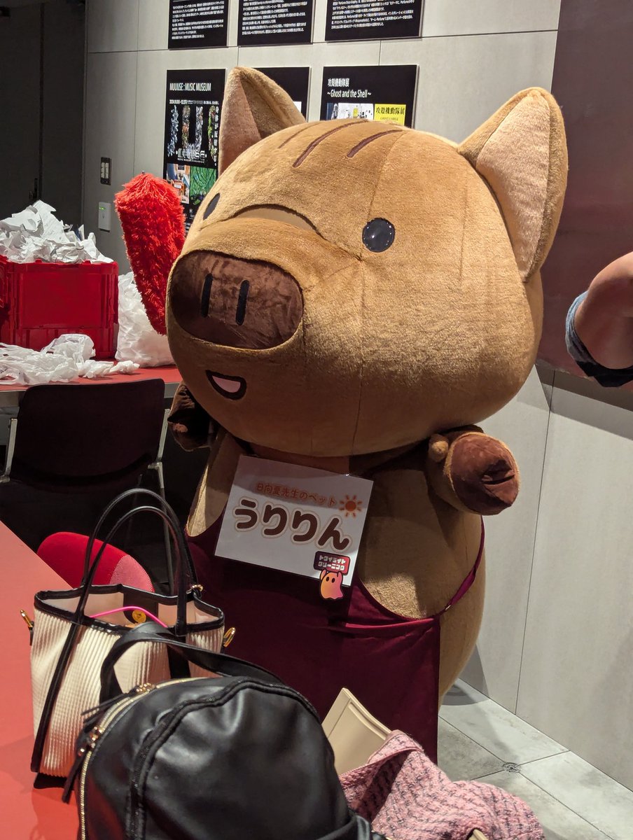 トワイライトクリーニングさんの職業体験に参加してきました。
この場所で何するナイトでの公開ブレストが結実したこの企画。店舗エリアとバックヤードを行き来しながら、不思議体験や大変なアクシデントにちょっと関与出来る、日常のすぐ隣りにある非日常体験が味わえました。