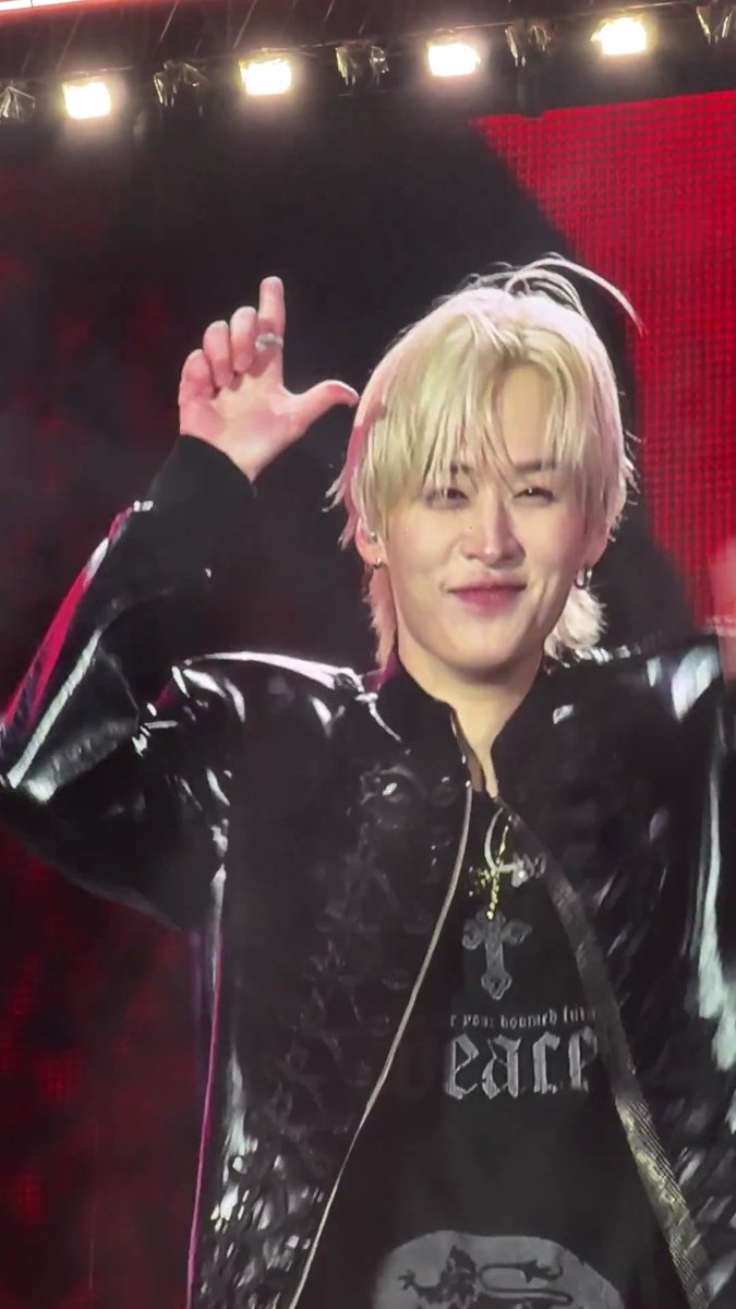 userlinoring's tweet image. my bias who turns 27 in 6 days....being a leeknower is not for the weak actually