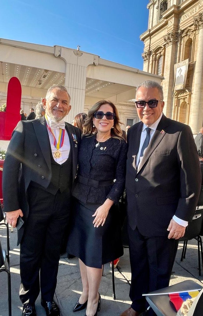 <a href="/LarissaGonzale6/">Larissa González de Martinez</a> y yo arribamos a la
Plaza de #SanPedro donde en poco el Papa <a href="/Pontifex_es/">Papa León XIV</a> canonizará a nuestros dos primeros Santos: los beatos José Gregorio Hernandez Cisneros y Carmen Rendiles Martínez.

Con nosotros, el Embajador de #Venezuela ante la Santa Sede.

#19Octubre