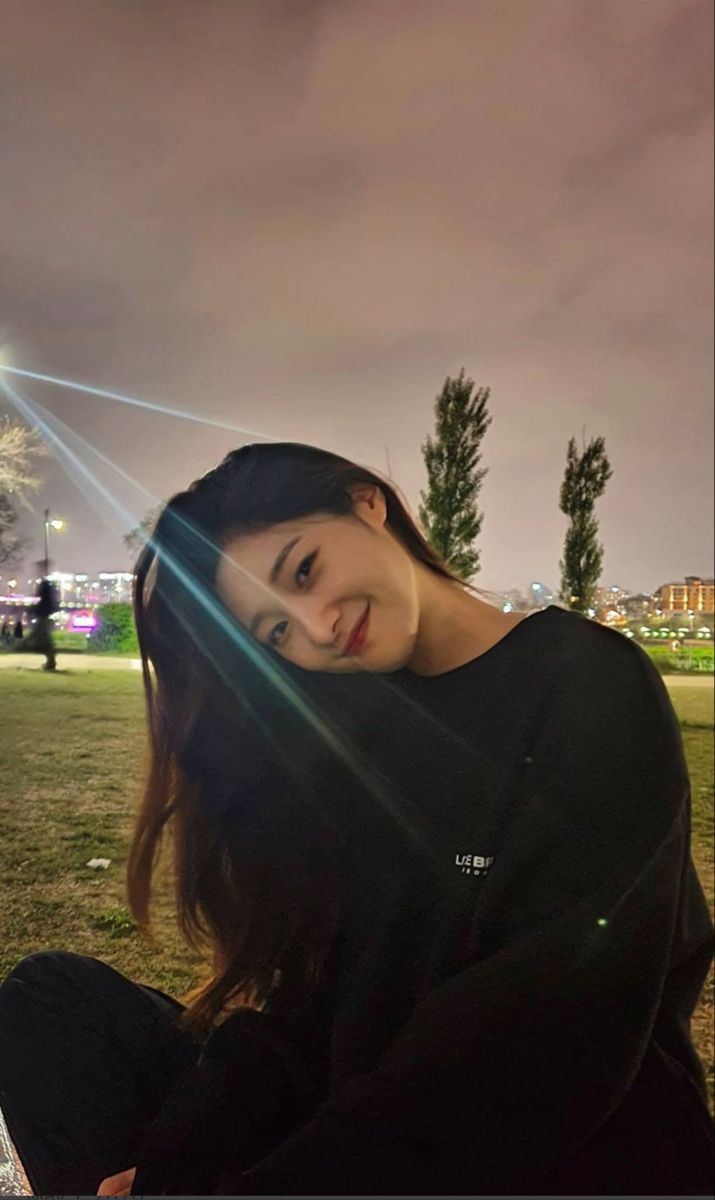 alnoswildream's tweet image. ⠀
⠀
nostalgia.🐯

Evening picnic date with Tamtam and Lyra before we head back to grandmama's resting place. Sometimes, all we need to do is to slow down and touch some grass. 😁👍🏻 We're currently eating some spicy empanadas and it's warming me up so nicely. 😋
⠀
⠀