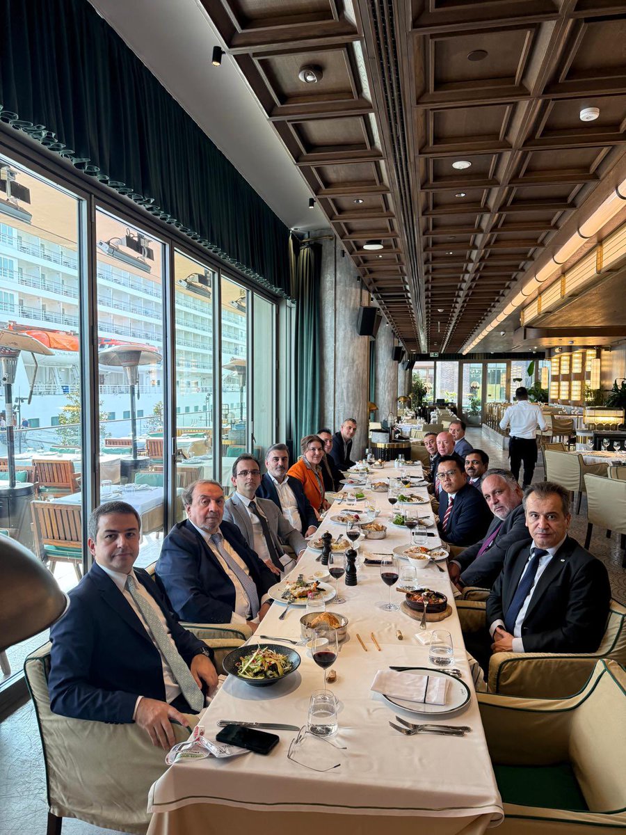 ErkanBasboga's tweet photo. DEİK  Türkiye–Hindistan İş Konseyi Yönetim Kurulu olarak, Başkanımız Sn. Hulya Gedik evsahipliğinde, Hindistan’ın Türkiye Büyükelçisi Sn. Muktesh Pardeshi  ve Hindistan’ın İstanbul Başkonsolosu Sn. Mijito Vinito  ile bir çalışma yemeği yedik.

Toplantımızda, Türkiye–Hindistan ilişkilerinde yaşanan mevcut sorunların ticari yansımalarını değerlendirirken, iki ülke arasındaki ticari bağların güçlendirilmesi ve iş birliği olanaklarının geliştirilmesi konularında görüş alışverişinde bulunduk.

Türk şirketlerinin Hindistan’da karşılaştıkları zorlukların giderilmesi, karşılıklı ticaretin kolaylaştırılması ve ilişkilerin yeniden normale dönerek sürdürülebilir biçimde güçlenmesi amacıyla, her iki tarafın da yakın iş birliği içinde çalışmaya devam etmesi hususunda mutabık kaldık. @deikiletisim