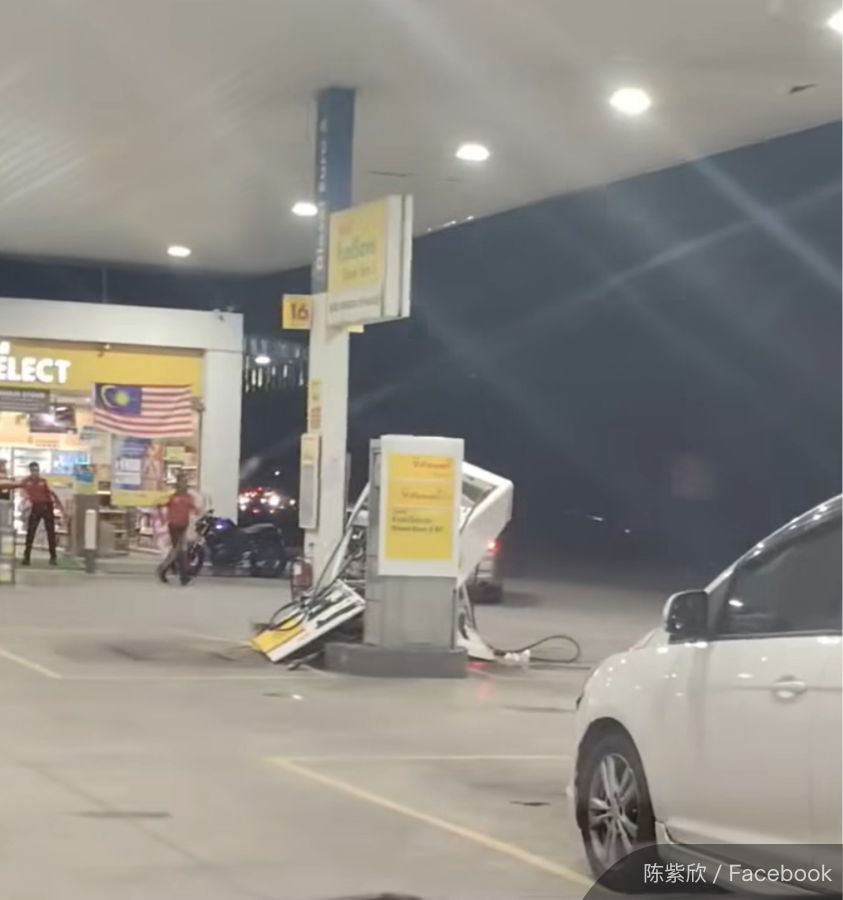 A Singapore-registered car drove off from a petrol station in Johor with the fuel pump still attached, pulling down an entire kiosk booth.

The incident forced the station to temporarily halt operations, causing other motorists to abandon their pumps due to safety fears.

🧵 1