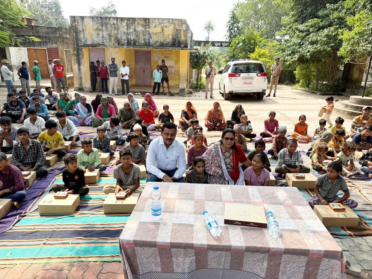 અરવલ્લી જિલ્લા પોલીસ અધિક્ષક શ્રી <a href="/SP_Arvalli/">SP Arvalli</a> જી ની અનોખી પહેલ.. 🇮🇳🙏

ઉત્તર ગુજરાતના રાજસ્થાન સરહદને અડીને આવેલા છેવાડાના પ્રાકૃતિક સૌંદર્યઓ ની વચ્ચે આવેલા વિસ્તાર મેઘરજ તાલુકા ના બોરસી ગામ ખાતે નાના બાળકો સાથે #Diwali2025 ની ઉજવણી! 

<a href="/sanghaviharsh/">Harsh Sanghavi</a>
<a href="/GujaratPolice/">Gujarat Police</a>
<a href="/InfoGujarat/">Gujarat Information</a>