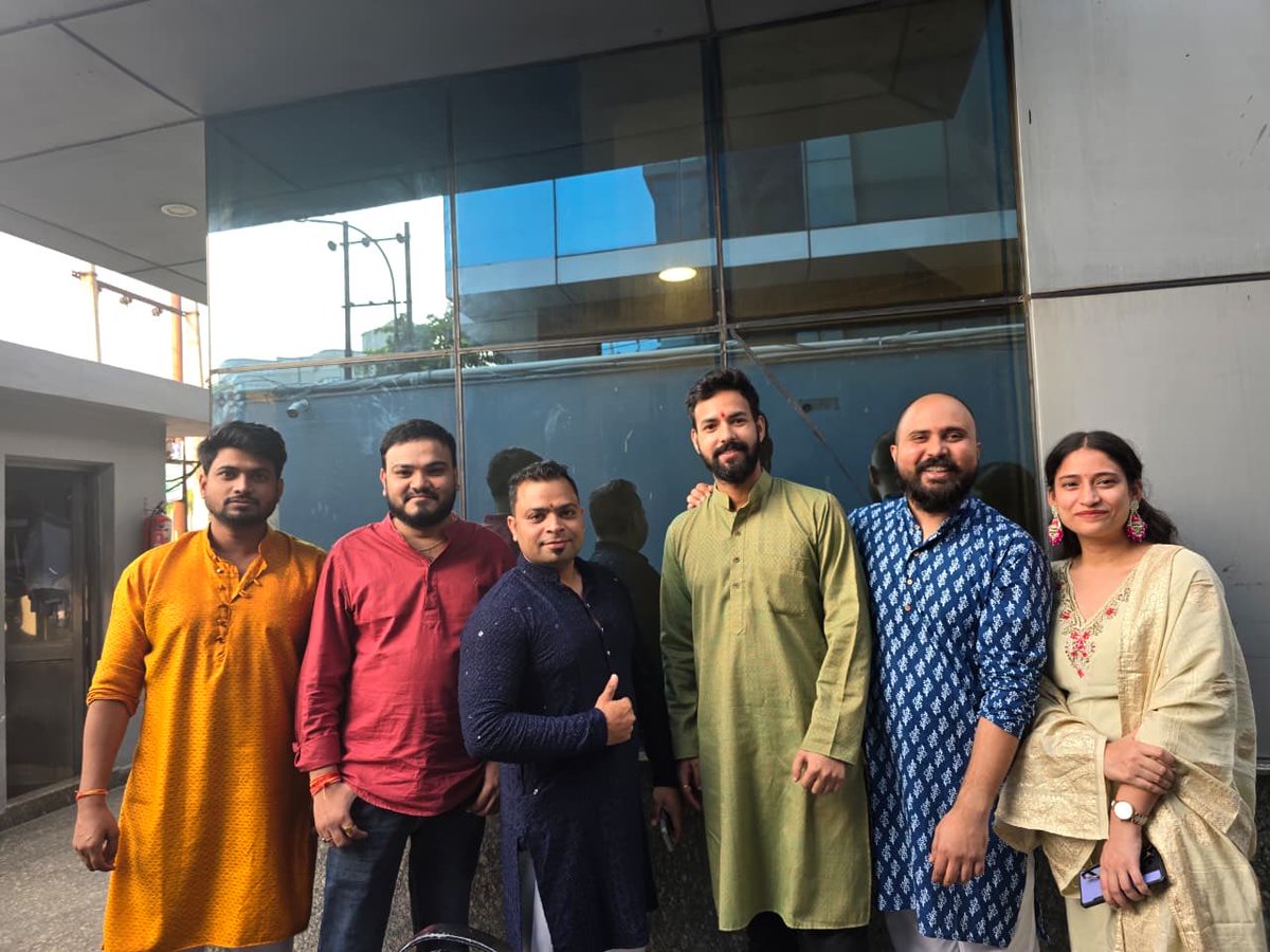 Spectrum_Digit's tweet image. Laughter, lights, and festive delights! 💛
A sneak peek into Spectrum’s vibrant Diwali moments 🪔
#FestivalFun