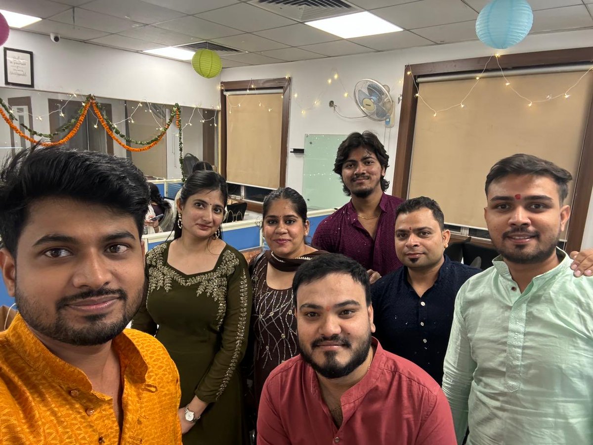 Spectrum_Digit's tweet image. Laughter, lights, and festive delights! 💛
A sneak peek into Spectrum’s vibrant Diwali moments 🪔
#FestivalFun