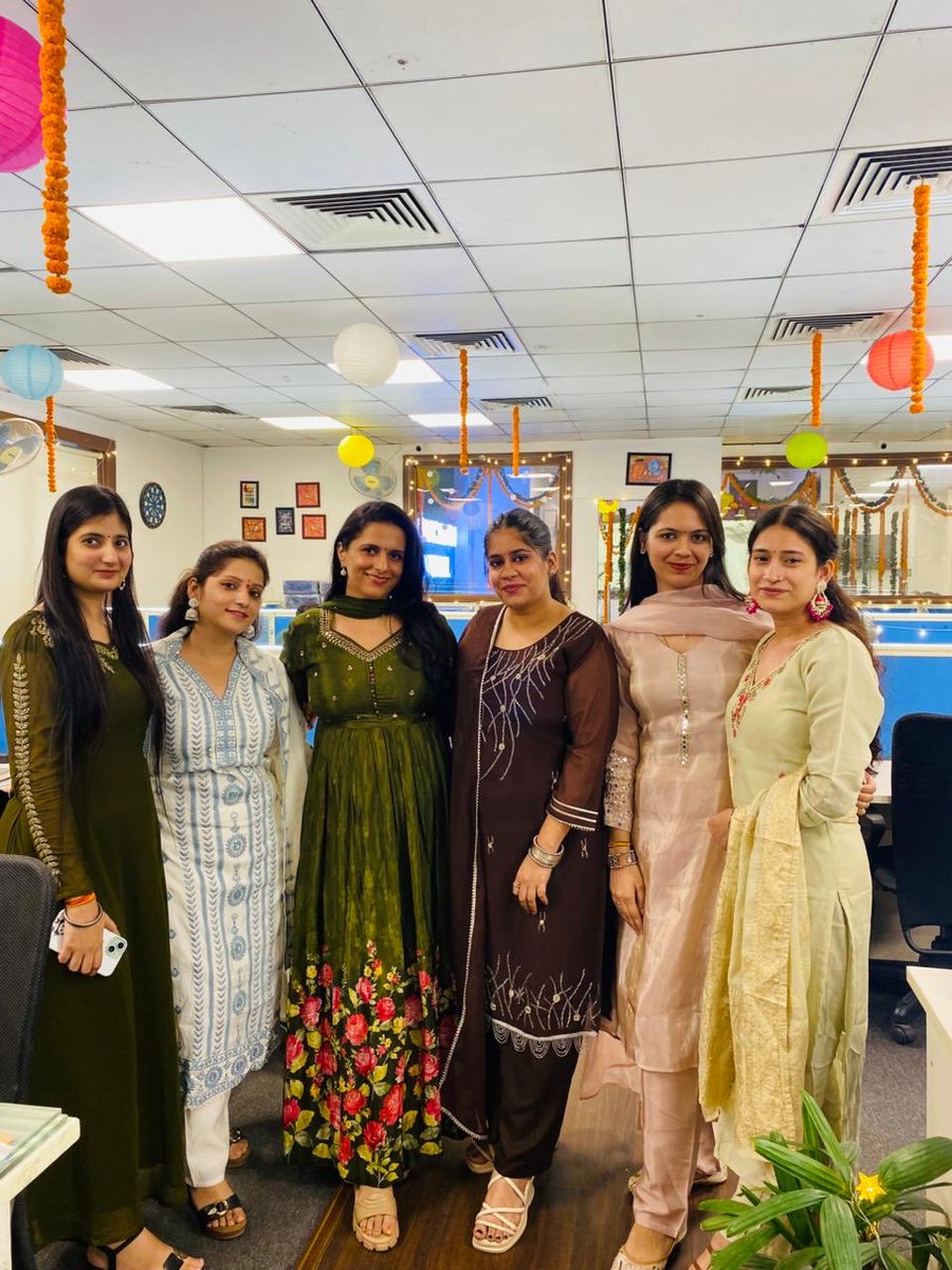 Spectrum_Digit's tweet image. Laughter, lights, and festive delights! 💛
A sneak peek into Spectrum’s vibrant Diwali moments 🪔
#FestivalFun