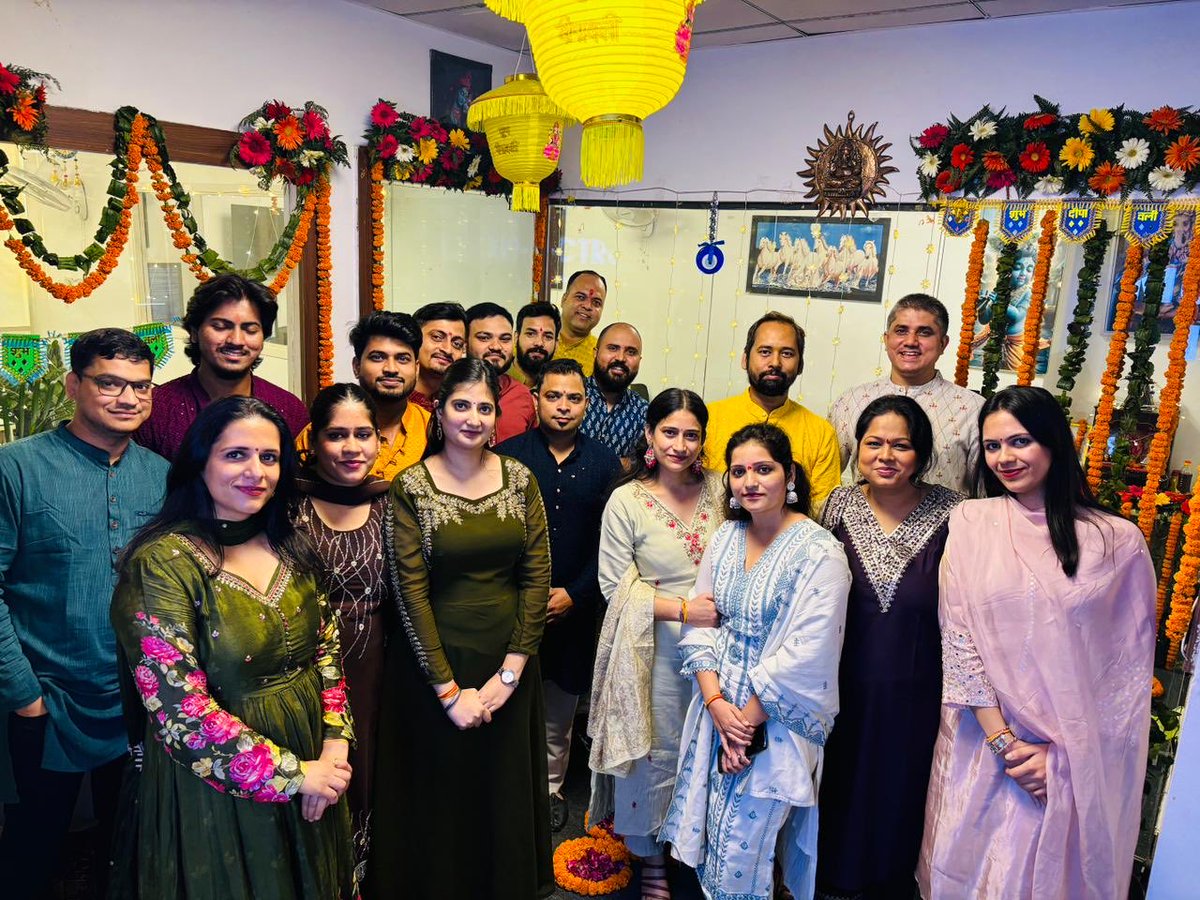 Spectrum_Digit's tweet image. Laughter, lights, and festive delights! 💛
A sneak peek into Spectrum’s vibrant Diwali moments 🪔
#FestivalFun