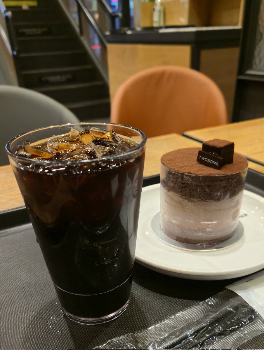 dubudubu999's tweet image. ニナちゃんが好きなチョコケーキ食べたくてA TWOSOME PLACEへ　それらしきピースケーキが無かったのでこれを注文✨　食後のデザートレベルじゃないボリューム💦でしたが美味しかった💙
#ATWOSOMEPLACE  #NiziU #NINA
