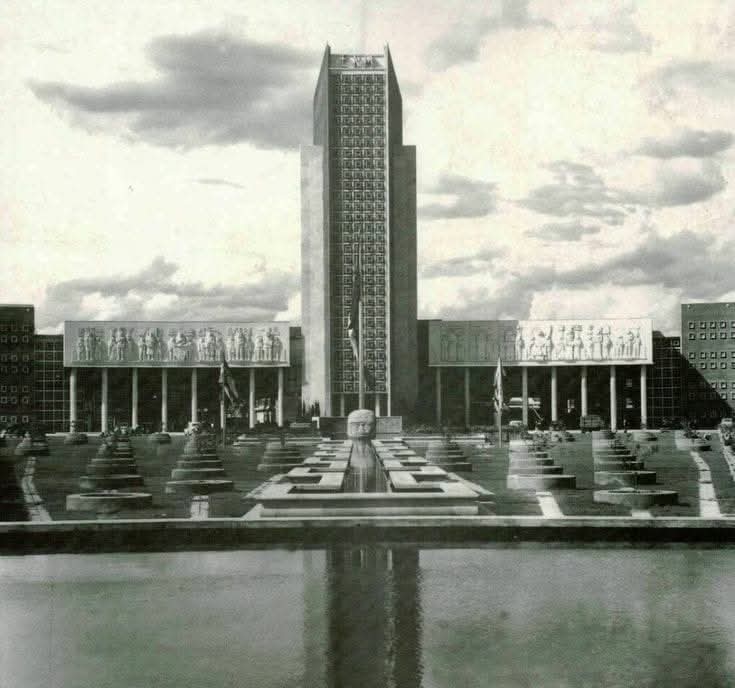 Escuela Nacional de maestros.
Su construcción data del año 1924, siendo una de las obras más grandes y reconocidas del arquitecto Mario Pani Darqui.