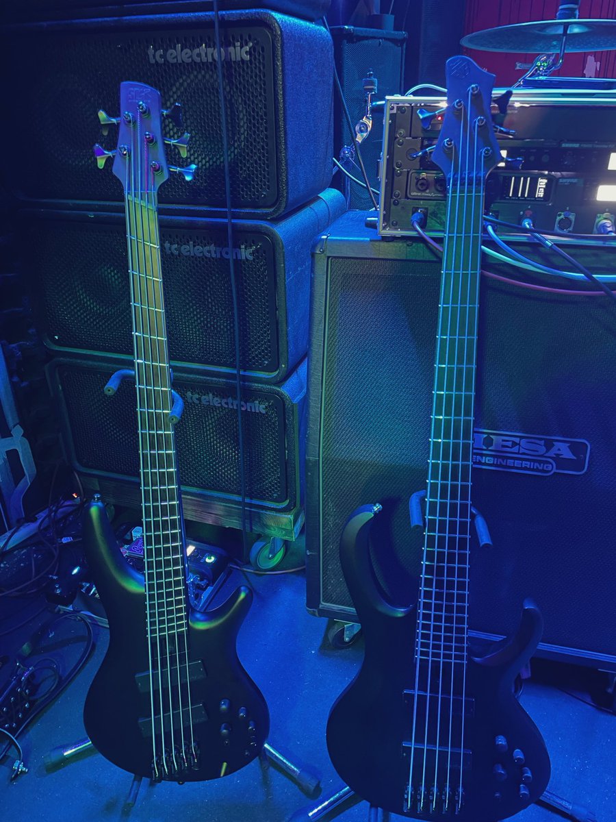 takenori_as's tweet photo. レミさんのSRと一緒に🤘
アイアンレーベルまじカッコイイやろ?😎
#srms625ex
#btb625ex
#ibanez
#ironlabel https://t.co/Zfm0WEu9dq