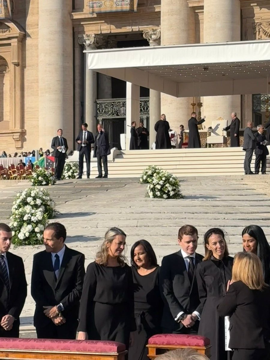 VenteVenezuela's tweet photo. Nuestra delegación presente en el Vaticano 🇻🇪🙏🏻, en representación de toda Venezuela. 

Así se vivieron estos momentos tan importantes, en este día tan especial. 

¡Tenemos dos santos venezolanos!

#CanonizaciónSinPresosPolíticos https://t.co/xpb0KUCahc