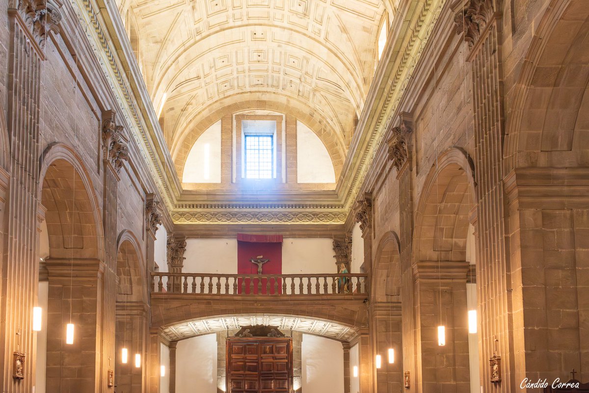 El coro de la iglesia de los Escolapios me trae recuerdos de los años 60 en los que debuté en la escolanía, no por propia voluntad sino porque el prefecto Fidel me seleccionó en una audición. Mis actuaciones duraron hasta que me cambió la voz, por suerte pronto #MonforteDeLemos