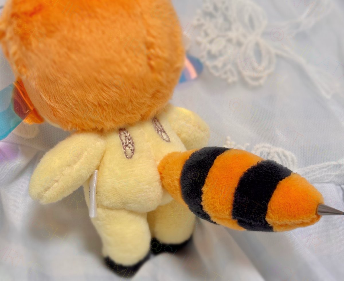 shiratamrmr's tweet image. 完成しました！スズメバチの女の子です🐝
攻撃的な性格の、毒針を持つ蜂がモチーフです。虫らしさとデフォルメのバランスにかなり気を遣いました(わたしが蜂が怖いので…^.^)。
胸の刺繍の代わりに背中に翅を刺繍しました。胴体や針、触覚もお気に入りポイントです🫶
鋭い毒針にご注意を😈
#自作ぬい