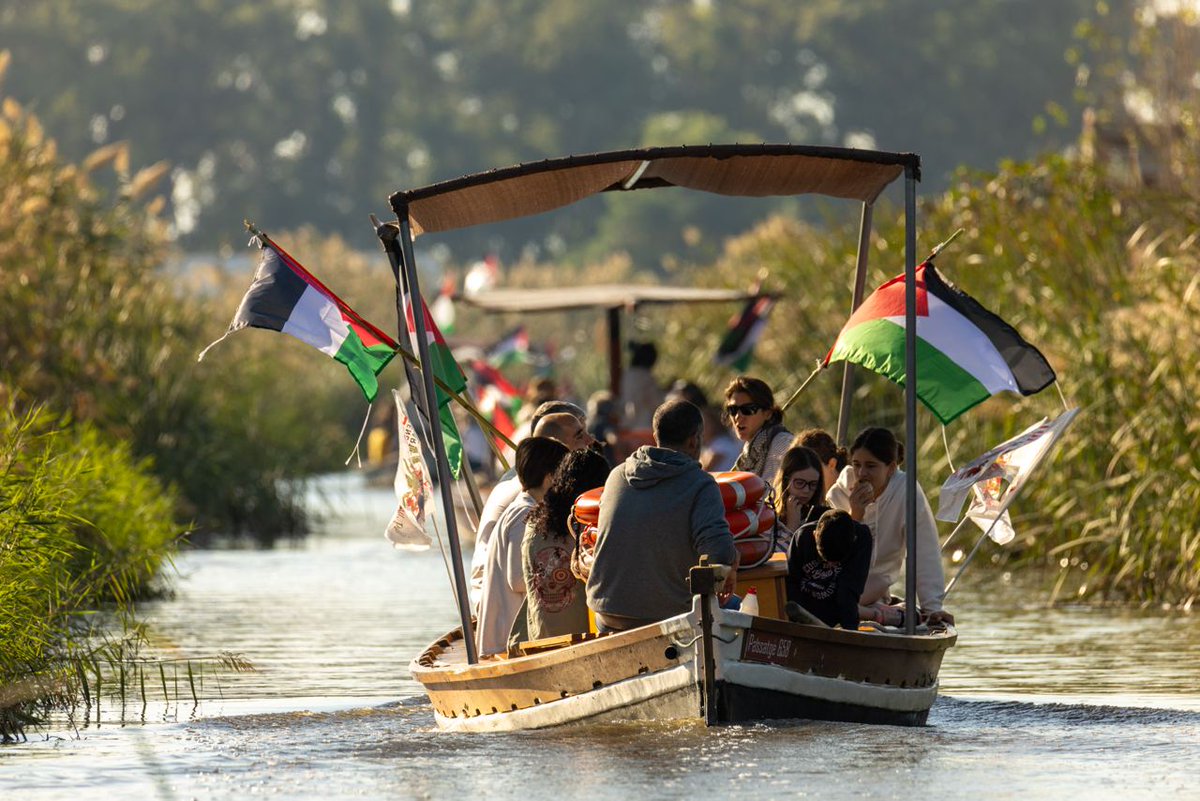 🇵🇸 Albufera: la mar xicoteta.

⛵ Ahir més de 200 persones van navegar per l'Albufera en un acte d'agermanament amb el poble palestí. 

✨Més de tres mil.lenis d'història compartida uneixen les dues ribes de la Mediterrània: el País Valencià i Palestina.