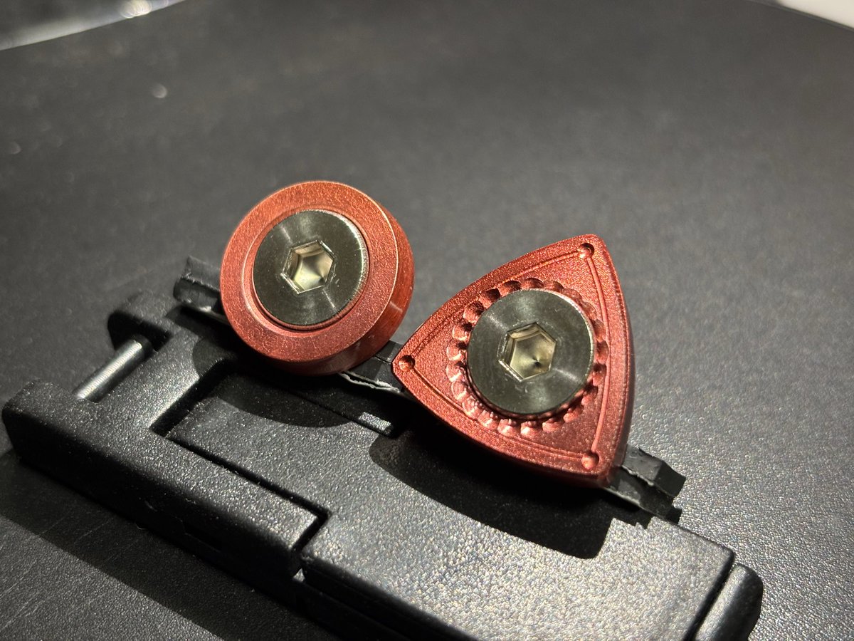 DrftPower's tweet photo. 昨日のイベントで購入したナンバーボルト用アクセサリー😆

RE車は降りましたが、ロータリー好きな私にはこう言うの凄く響きます😭

ボディと同じ赤色でしたので今回購入♪
いつも素敵な商品を有難うございます😊
大事にします❗️

#aab_TECH 
#KANSAIRX8DAY2025 
#KANSAIRX8DAY
#関西エイトデー https://t.co/bq8AeDFjyy