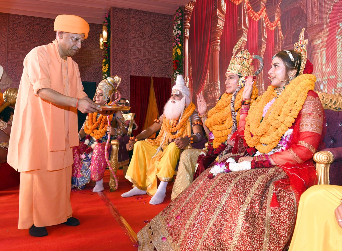 Yogi Adityanath (@myogiadityanath) on Twitter photo अरुण नयन राजीव सुवेशं।
सीता नयन चकोर निशेशं।।
हर हृदि मानस बाल मरालं।
नौमि राम उर बाहु विशालं।।
'दीपोत्सव-2025' की दिव्य आभा से दीप्त श्री अयोध्या धाम में श्री राम दरबार के प्रतीक स्वरूप का तिलक लगाकर वंदन-अभिनंदन किया।
आज श्री अयोध्या धाम से विश्वभर में भारतीय संस्कृति की अरुण नयन राजीव सुवेशं।
सीता नयन चकोर निशेशं।।
हर हृदि मानस बाल मरालं।
नौमि राम उर बाहु विशालं।।
'दीपोत्सव-2025' की दिव्य आभा से दीप्त श्री अयोध्या धाम में श्री राम दरबार के प्रतीक स्वरूप का तिलक लगाकर वंदन-अभिनंदन किया।
आज श्री अयोध्या धाम से विश्वभर में भारतीय संस्कृति की