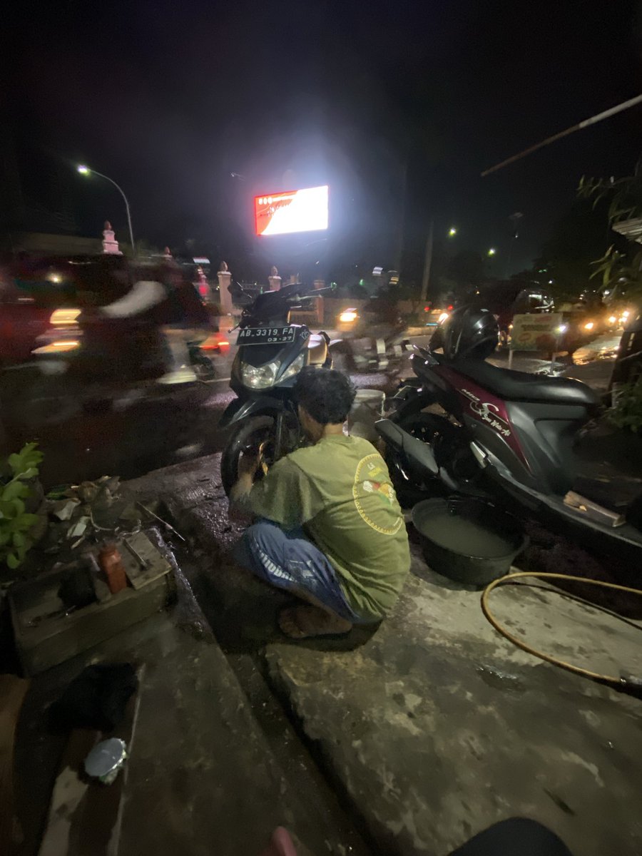 Ketika tiba-tiba ban bocor, sangat mudah untuk misuh dan menyalahkan keadaan.

Tapi itu berarti kita mengubah 'pain' menjadi ''suffer'. Rasa sakit menjadi
penderitaan.

Terima aja. Anggap Tuhan sedang ngasih rejeki buat tukang tambal ban, dan kita yang dipilih 'mengantarkan'-nya.