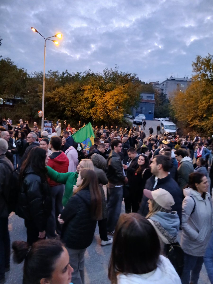 Срамота ме је што сам рођен и одрастао у Београду!
Јуче испред СВИЊОМЕРА!
Срмота колико нас је дошо.
Али тешко је изаћи из удобности вашег дома!
Када смо завршили протест код Свињомера, отишли смо до V Београдске гимназије.
Исто слаба подршка.
Деца су светиња!
Подржите бар децу!