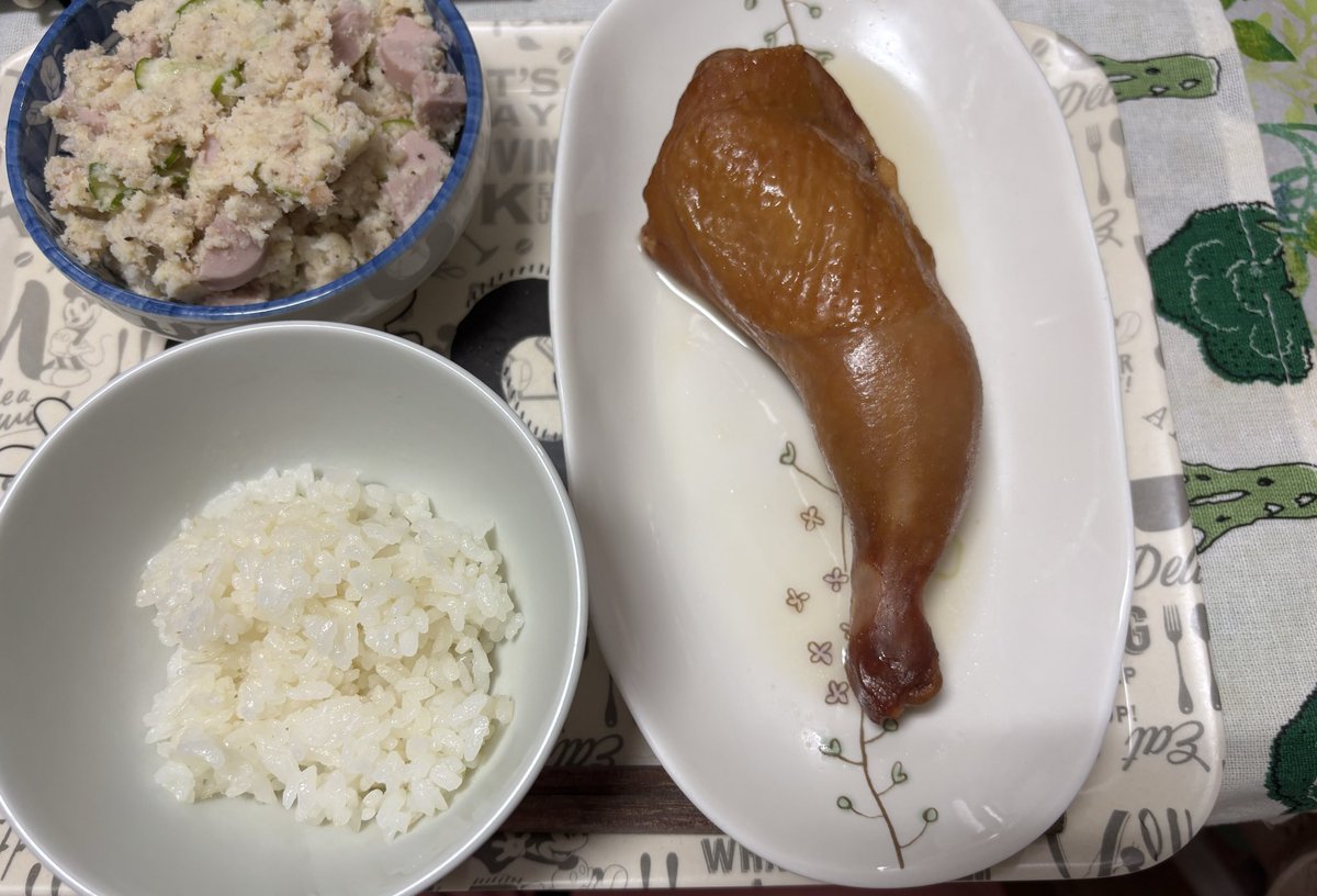 #おうちごはん  #シェフ相方様
だいぶ食材が少なくなってきました꙳⋆(lllᵔ⩌ᵔlll)౨凄い👏
ワカメ🧅ｽｰﾌﾟ､とツナのコチジャン炒め😍
長芋短冊(山葵醤油)手羽元と大根、シメジの甘辛煮
お酢入🧅ｽｰﾌﾟ､長芋短冊😘韮玉豚肉炒め
おからﾎﾟﾃｻﾗ風(魚肉ソーセージ入)桜島地鶏燻製🍗😌お土産🙏