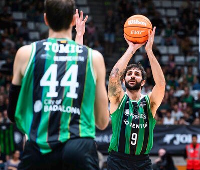 Mario Gómez (@gomezmario7) on Twitter photo Invictos, 5 victorias seguidas. La Penya se crece en el Olímpic y arrolla al Surne Bilbao Basket en otra exhibición coral que les pone 3-0 en ACB (101-69). La magia de Rubio (7 as, 24v) y la efectividad de Tomic (17p,21v) marcó la diferencia. Debut del joven Ferran Mauri (3p). Invictos, 5 victorias seguidas. La Penya se crece en el Olímpic y arrolla al Surne Bilbao Basket en otra exhibición coral que les pone 3-0 en ACB (101-69). La magia de Rubio (7 as, 24v) y la efectividad de Tomic (17p,21v) marcó la diferencia. Debut del joven Ferran Mauri (3p).