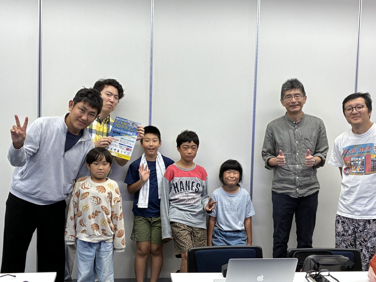 tsubasatwi's tweet image. 【10月19日 CoderDojo稲城 活動報告レポート】
本日のニンジャ(参加者)による作品発表会になります。
📷 野球ゲーム スペースキーでバッティング!打球がランダムな角度に飛んでいく本格仕様です。今後はストライクカウントや魔球「シンカー」も実装予定とのことで、ますます面白くなりそう!
📷…