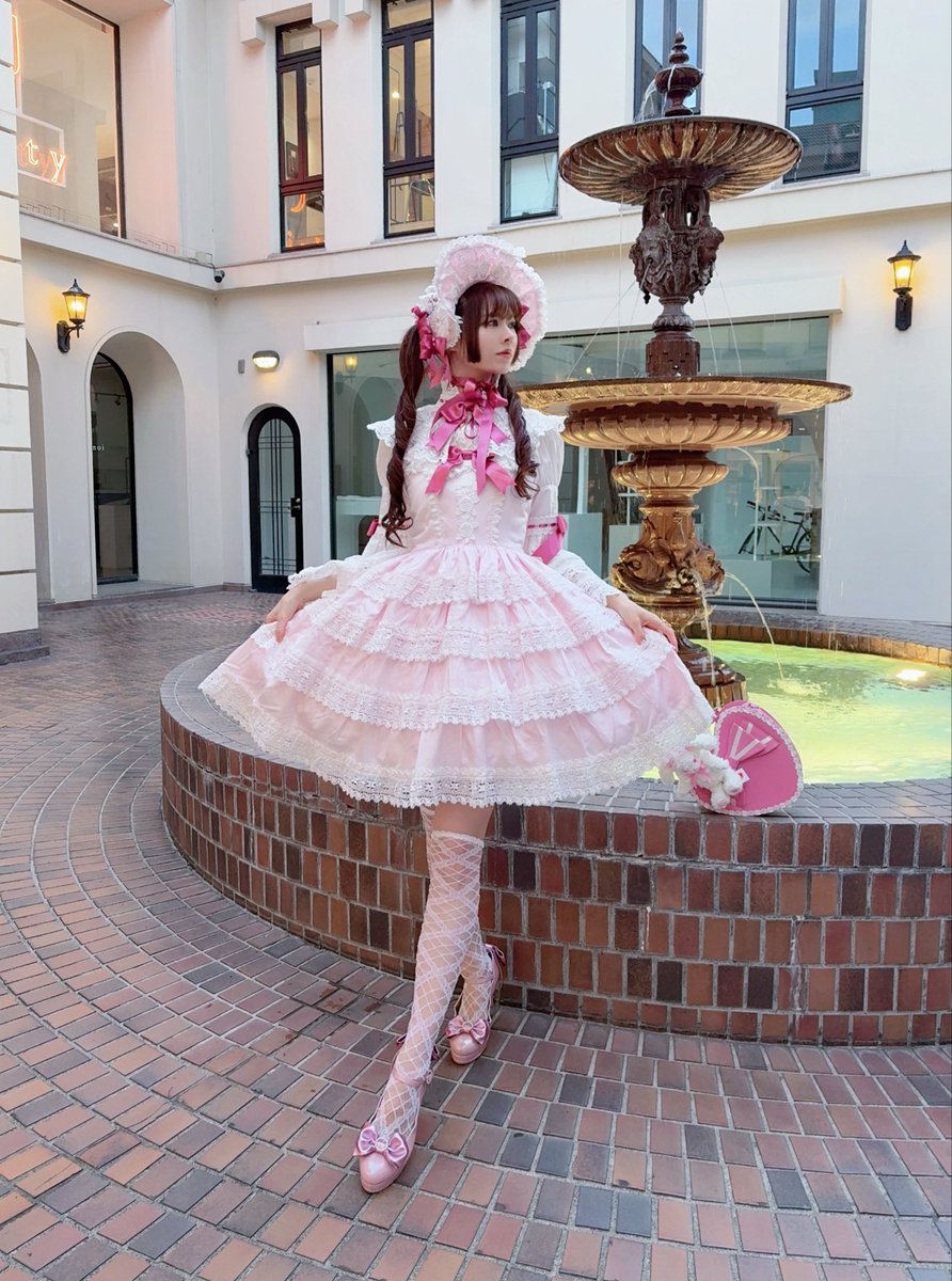 エリザベスピンクのリボンに合わせて、ツインテにEternal Ribbon Featheryのローズピンククリップ。盛り盛りになって良き🎀