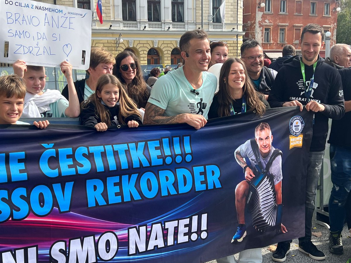 Uspelo je! Anže Zavrl je s skoraj osemkilogramsko harmoniko, na katero je skoraj brez premora vseh 42 km igral domače viže, pretekel Ljubljanski maraton in se vpisal v Guinessovo knjigo rekordov. #ljubljanskimaraton <a href="/rtvslo/">📱MMC RTV Slovenija</a>