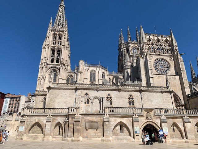 🙌Hoy se celebra el #DíaInternacionaldelasCatedrales y rendimos homenaje y poner en valor al centro religioso y cultural más importante de la #archiburgos: la #catedraldeburgos por su gran riqueza artística y simbólica⛪️
#artegótico #artesacro #catedral #castillayleon