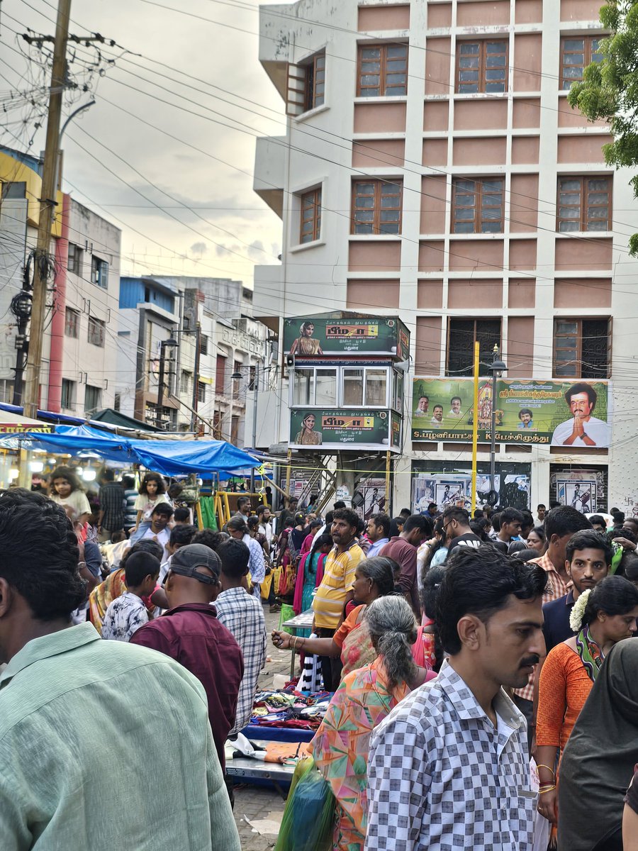 javaaaa_dev's tweet image. அப்படி என்னதான் வாங்குவானுங்க... கூட்டம் 😧