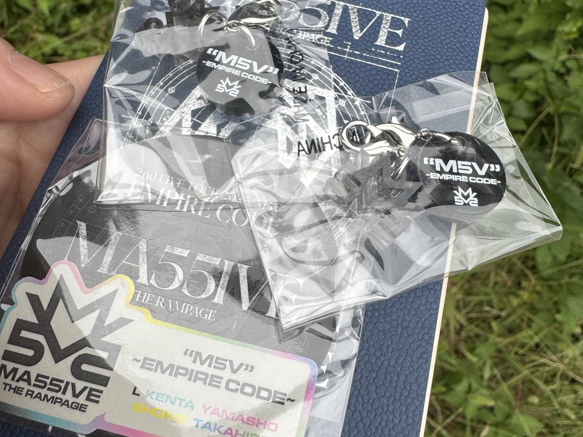 hirotoro0308's tweet image. MA55IVE、新潟lots🔥
今日は少しだけグッズとガチャ。
フォトカはタカヒデ君としょへ🐒
ガチャは欲しかった、ステッカーとアクリルチャーム✌️
チャームはダブったけど。
なんとなく、他の方を見ても、ステッカーとアクリルチャーム率が高いような、、、
 
#MA55IVE
#EMPIRECODE
#ましぶ帝国
#新潟lots