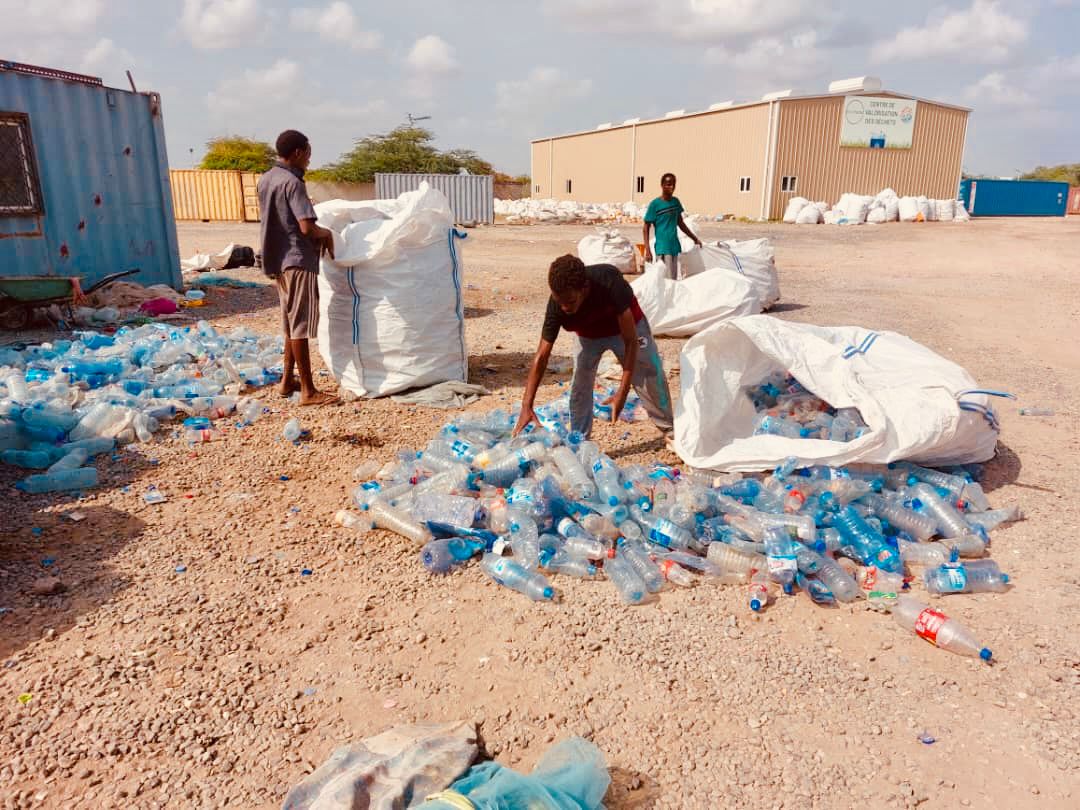 ecotechdj's tweet image. 👏 Merci à tous ceux qui apportent leurs bouteilles PET à Ecotech !
25 particuliers, 628 kg collectés en 3 jours 💪
Continuons ! ♻️💚 #Ecotech #Recyclage