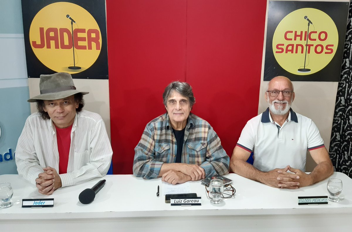 jadercantor's tweet image. Hoje tem a reprise do SHOW DO CARLOS MAGALHÃES na TV CIDADE (Teresópolis, RJ) e para mais 13 Emissoras de TV no Brasil 📷📷📷📷📷📷📷 📷
Na foto: Eu, Aroldo Barros (Cantor / Comunicador) e Chico Santos (Diretor Musical / Cantor)
#tv #tvshow #show #musica #music #Entretenimiento