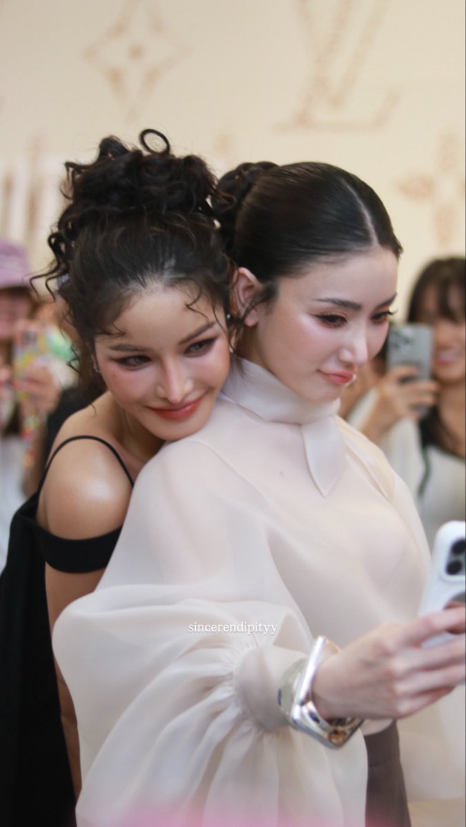vampyaeri's tweet photo. is there anything cuter than this 🥹

MEENBABE AT SIAM PARAGON 
#SiamParagonBIFW2025xMEENBABE https://t.co/sFtJv8ItGr