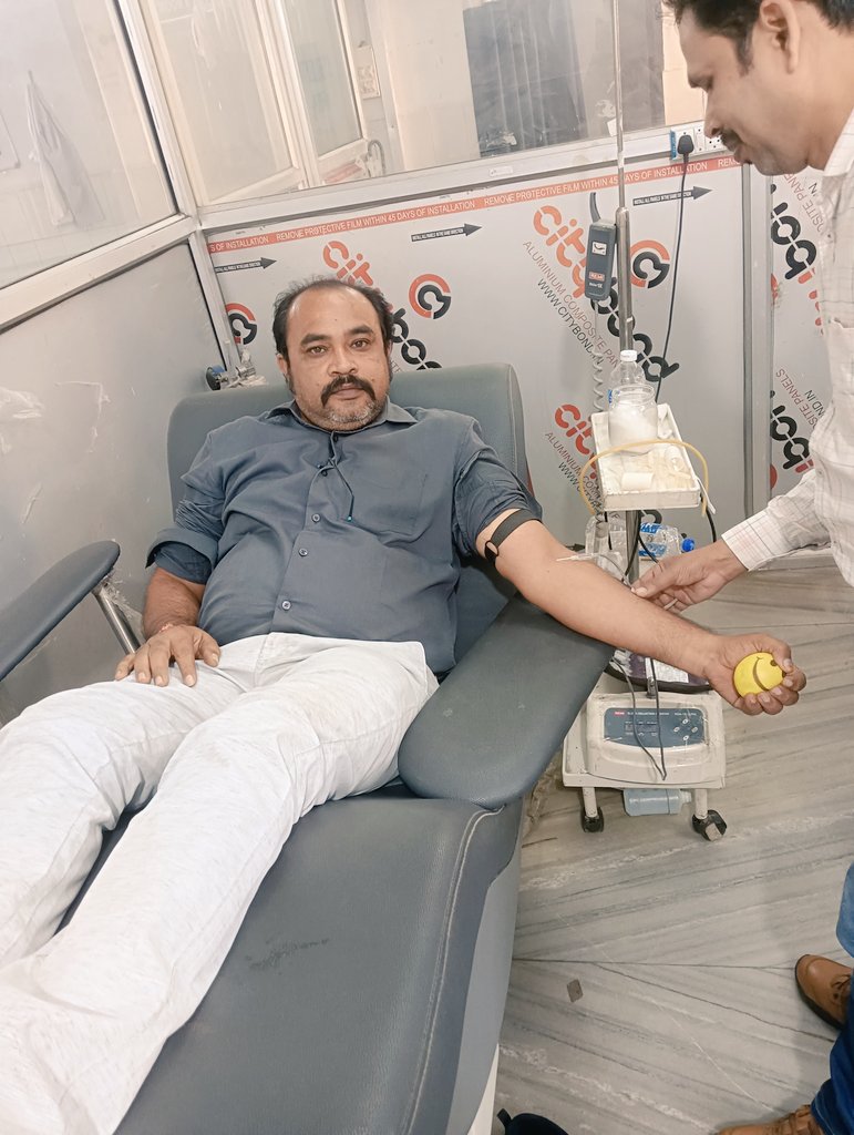 SevaKoderma's tweet image. #Blood #Donors bring #Sunshine. #Rakhtveer member #Dilip modi ji donated  blood in #Jeevan Jyoti multi-speciality  Hospital #Jhumri teliya for a critical #anemic patient #Ravinder Shah.Hat's off to You.🩸
@hydblooddonors
@BloodDonorsIn
@dckoderma 
@AjitPawarSpeaks
@DrRadhaJi