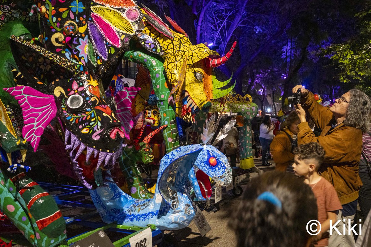 Colores y fantasía, anoche  en el Paseo de la Reforma.
Ayer, la Ciudad de México se llenó de vida con el Desfile de Alebrijes Monumentales, una explosión de creatividad popular que reunió a miles de personas para celebrar el arte y la imaginación mexicana.
<a href="/Alebrijes/">Alebrijes</a> <a href="/C5_CDMX/">C5 CDMX</a>