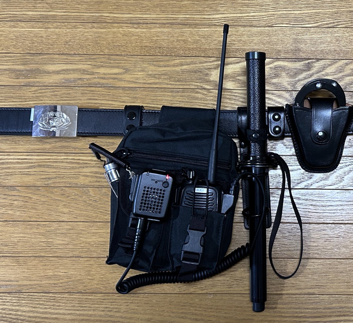 P_OG063's tweet image. 大阪府警PMさん必携の無線機ポーチ

改造してみた…結構ぽい？