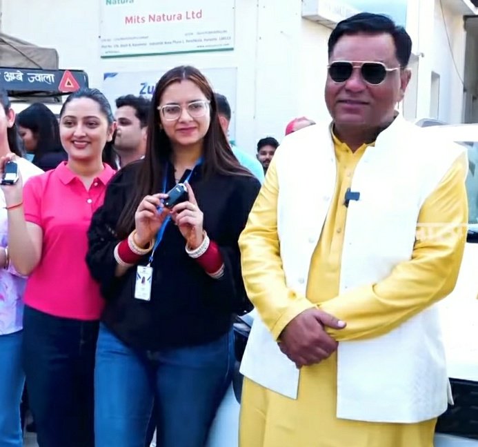 चंडीगढ़ की एक फार्मास्युटिकल कंपनी के मालिक ने अपने 51 कर्मचारियों को कार गिफ्ट की है.

MITS नाम की इस फार्मास्युटिकल कंपनी टॉप अधिकारियों को SUV और अन्य कर्मचारियों को कार दी.

पिछले साल भी दीवाली में कर्मचारियों को कार गिफ्ट करने का दावा किया जा रहा है.

मालिक का कहना है 2002